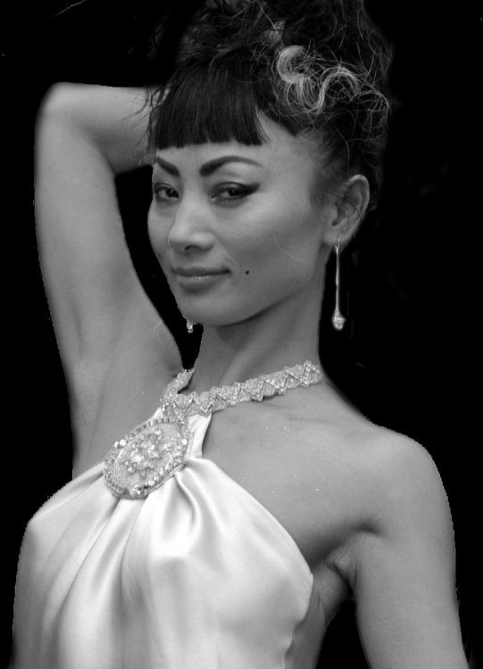 The beautiful chinese actress Bai Ling is wearing a stunning golden dress!