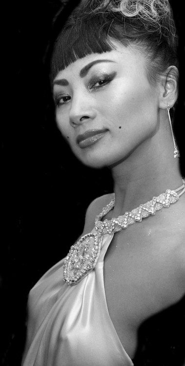 The beautiful chinese actress Bai Ling is wearing a stunning golden dress!