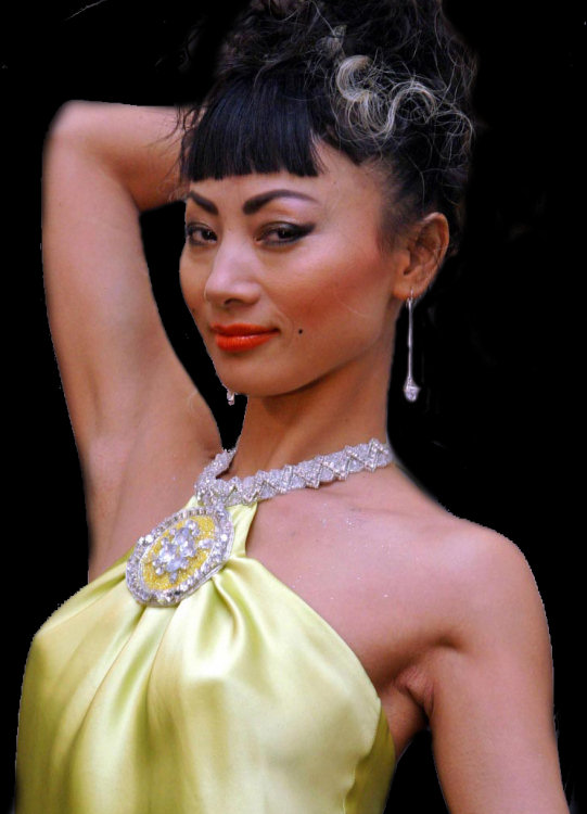 The beautiful chinese actress Bai Ling is wearing a stunning golden dress!