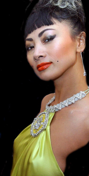 The beautiful chinese actress Bai Ling is wearing a stunning golden dress!
