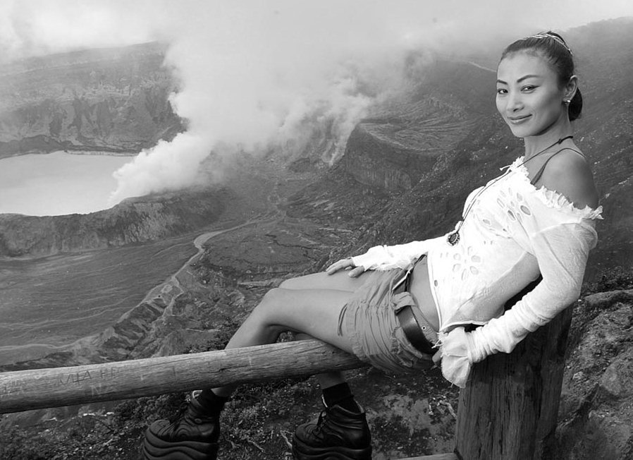 Sometimes the sexy chinese actress Bai Ling takes some trip and walks wild in the wild... undressing too, surely because of the heat.. 