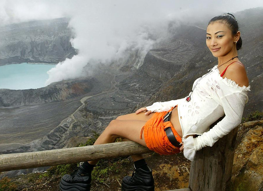 Sometimes the sexy chinese actress Bai Ling takes some trip and walks wild in the wild... undressing too, surely because of the heat.. 