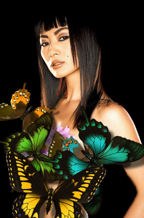 The beautiful chinese actress Bai Ling is attacked by butterflies !
Click on the picture to make them go away and undress her !