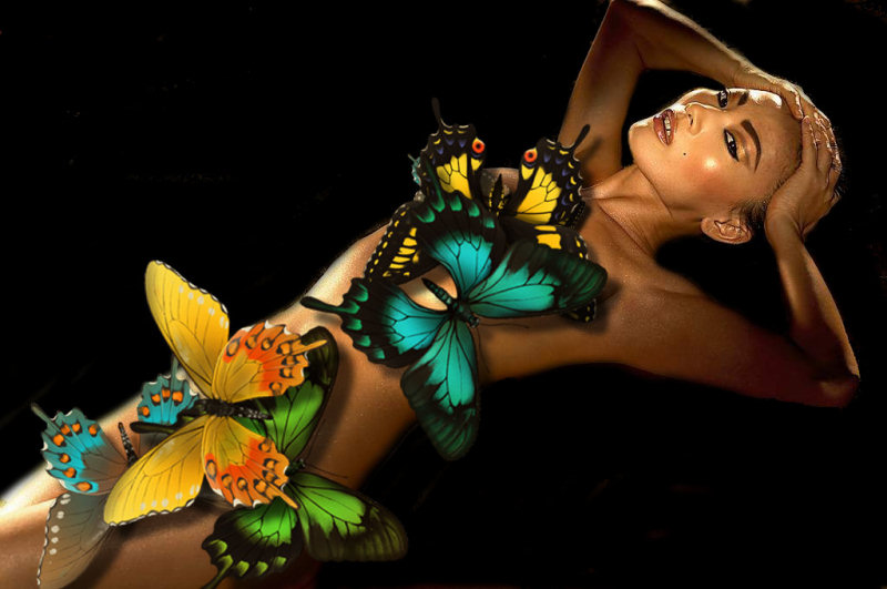 The beautiful chinese actress Bai Ling is attacked by butterflies !
Click on the picture to make them go away and undress her !